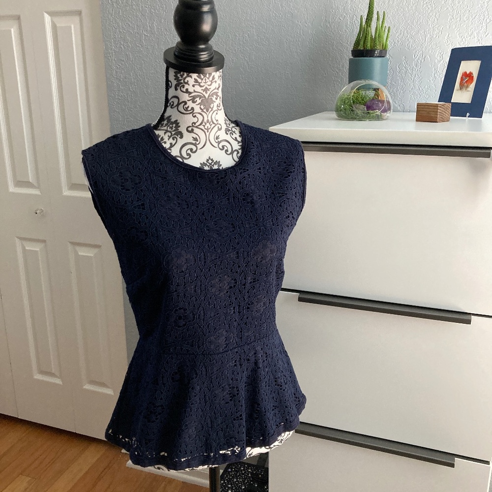 🍀 4 for $24: NWT Ann Taylor Navy Blue Lace Peplum Women's Top - Size Small